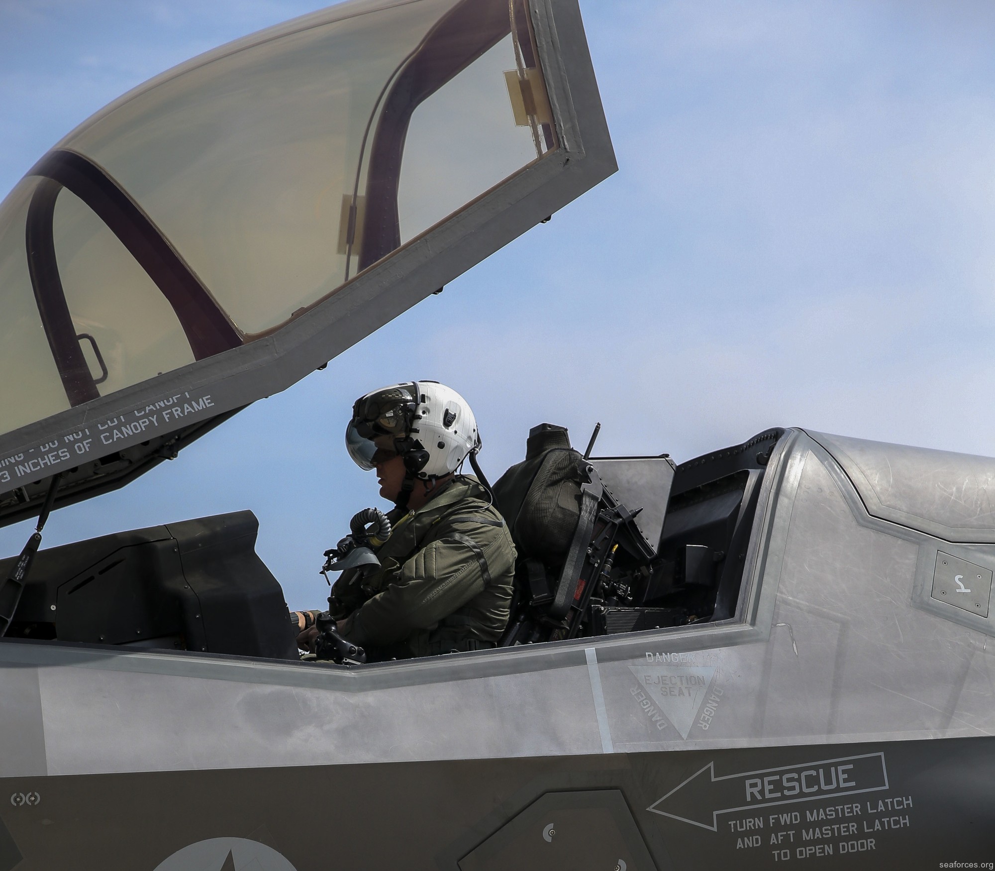 vmfa-122 flying leathernecks f-35b lightning marine fighter attack squadron 14 cockpit