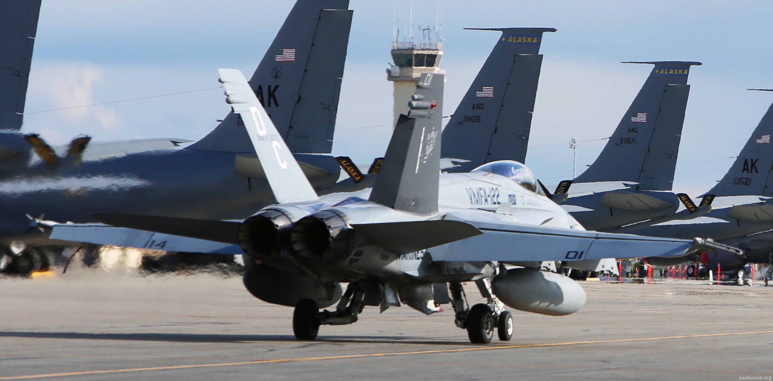 vmfa-122 werewolves f/a-18c hornet marine fighter attack squadron 33