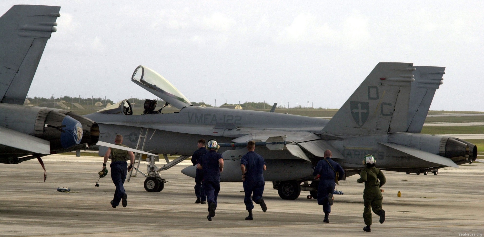 vmfa-122 crusaders f/a-18c hornet marine fighter attack squadron 74