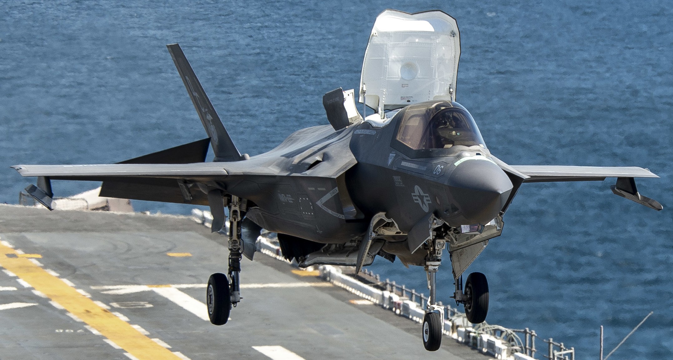 vmfa-122 flying leathernecks marine fighter attack squadron f-35b lightning ii 124 uss essex lhd-2