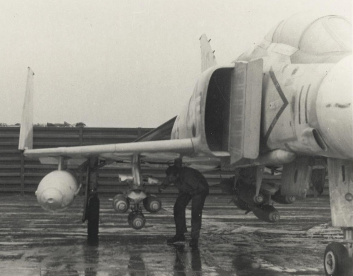 vmfa-122 crusaders f-4b phantom marine fighter attack squadron da nang vietnam 1968 144