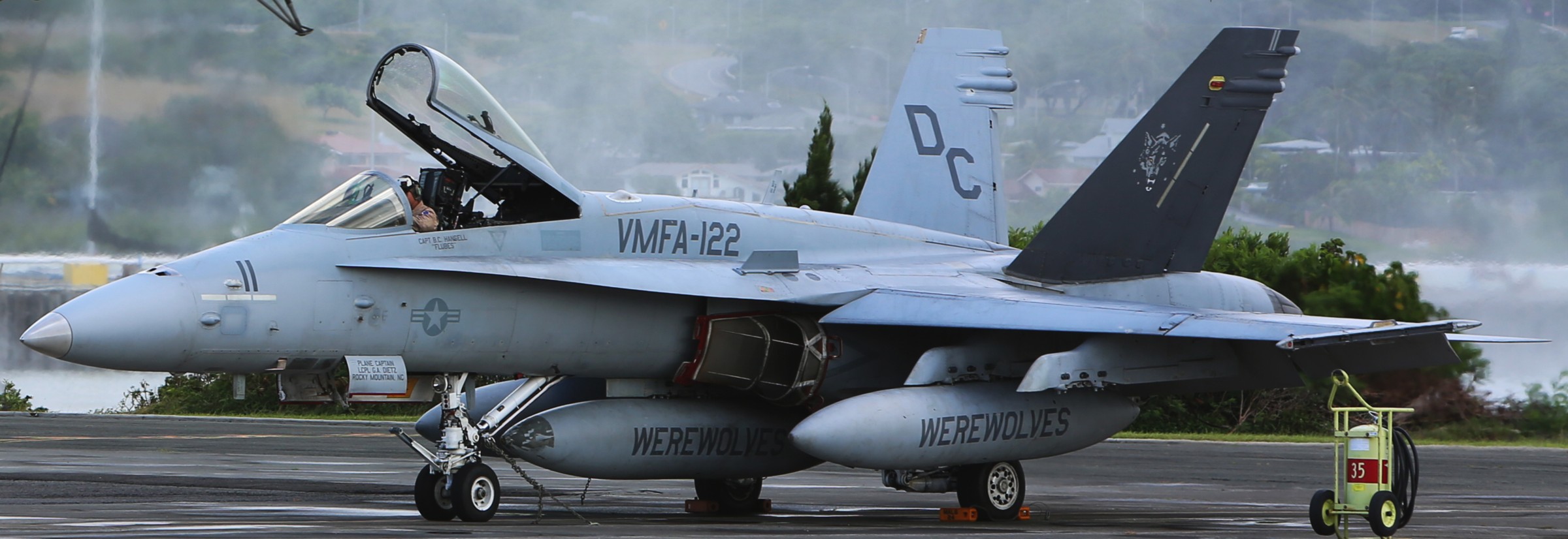 vmfa-122 werewolves f/a-18c hornet marine fighter attack squadron mcb hawaii kaneohe bay 147