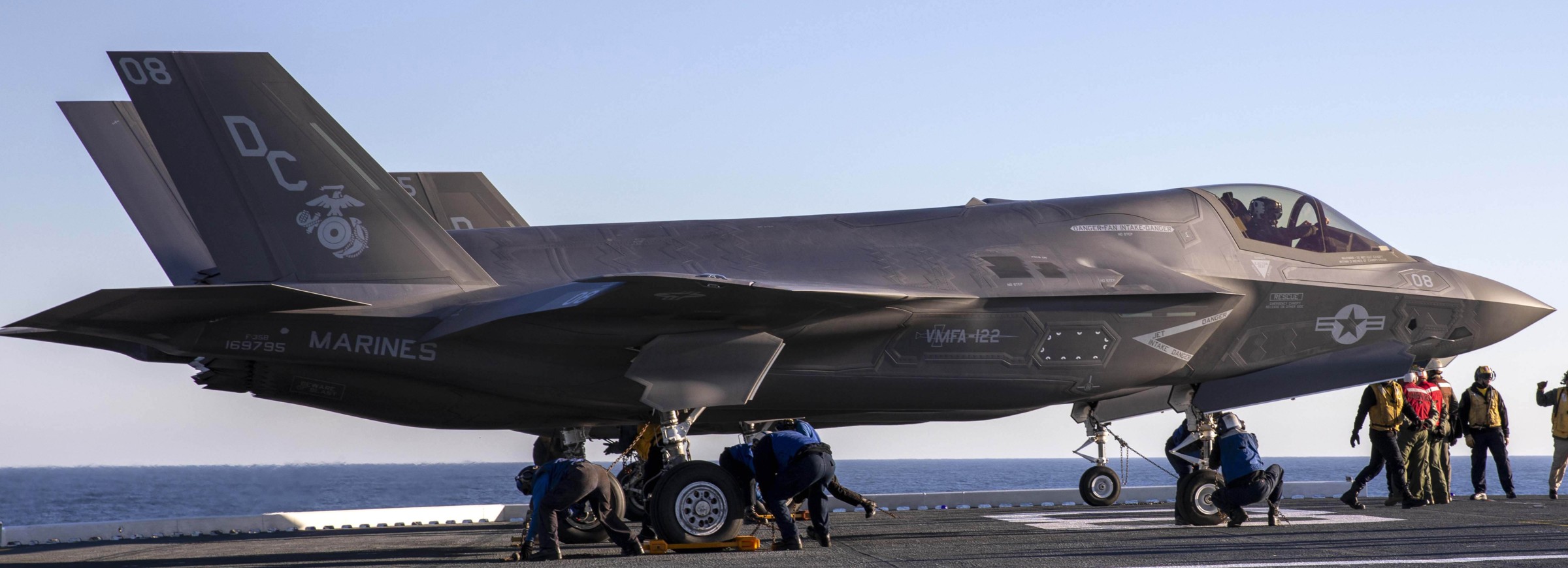 vmfa-122 flying lethernecks marine fighter attack squadron f-35b lightning ii uss makin island lhd-8 157