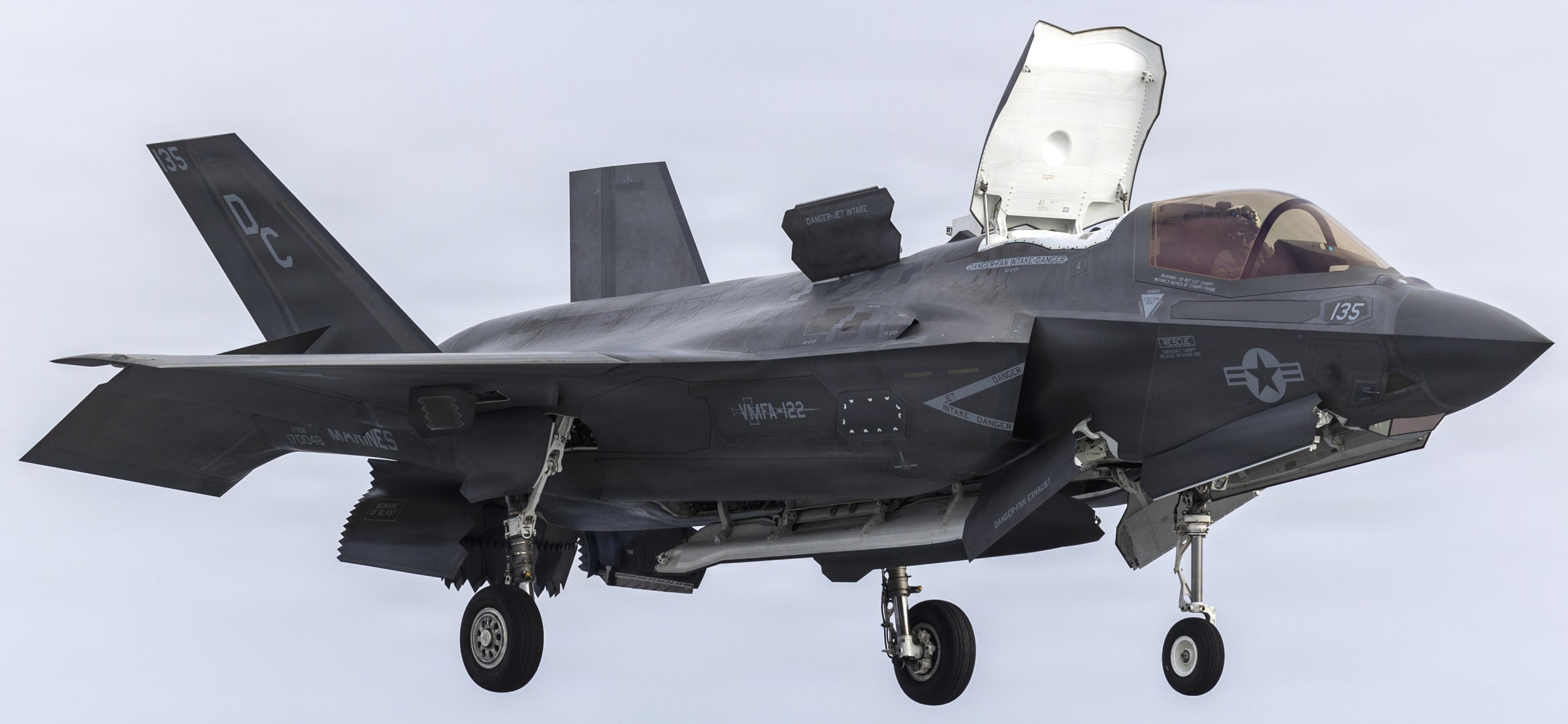 vmfa-122 werewolves marine fighter attack squadron f-35b lightning ii uss boxer lhd-4 214
