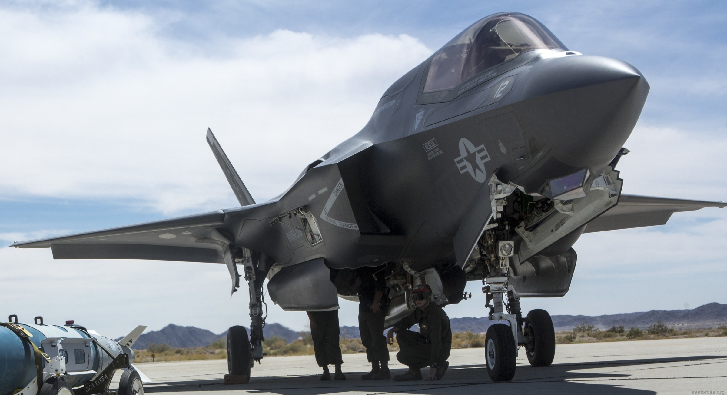 vmfa-211 avengers f-35b lightning ii jsf marine fighter attack squadron 64 hot loading