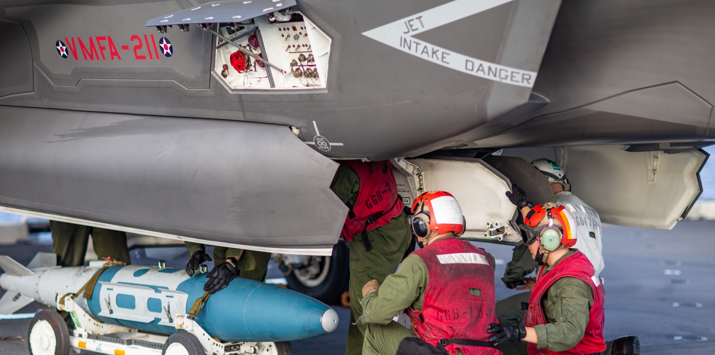 vmfa-211 wake island avengers f-35b lightning ii jsf marine fighter attack squadron 182 jdam bomb loading