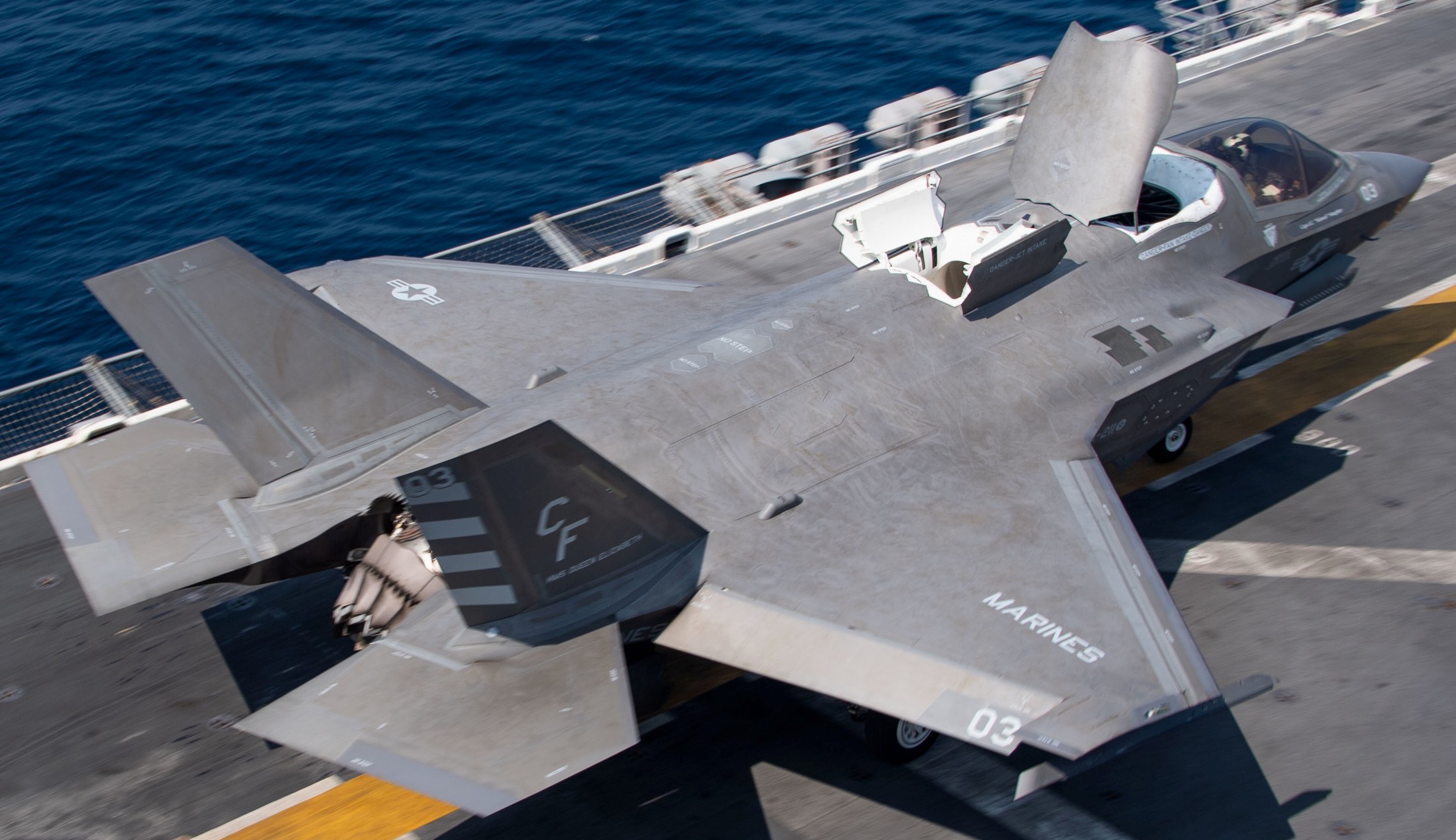 vmfa-211 wake island avengers f-35b lightning ii jsf marine fighter attack squadron 199 uss essex lhd-2