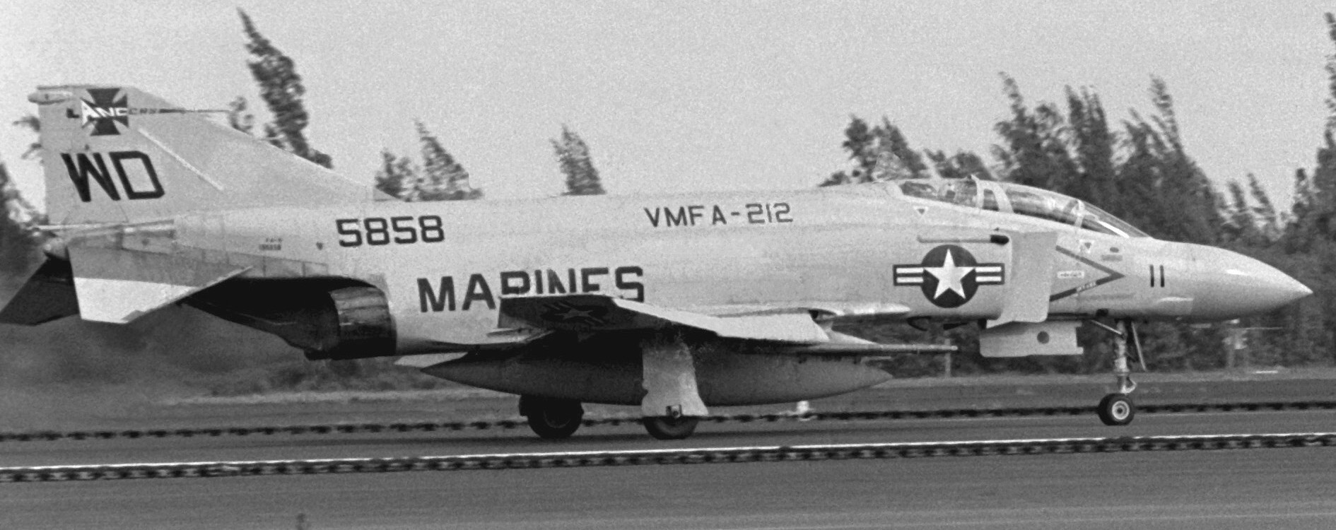 vmfa-212 lancers marine fighter attack squadron usmc strike f-4s phantom ii mcas kaneohe bay hawaii