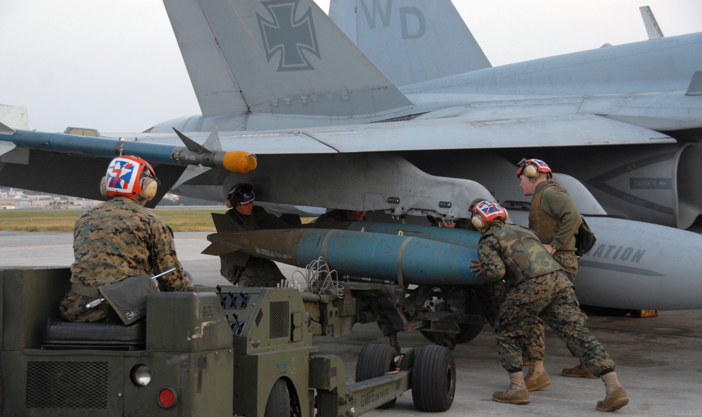 vmfa-212 lancers marine fighter attack squadron usmc strike f/a-18c hornet 18 kadena air base japan