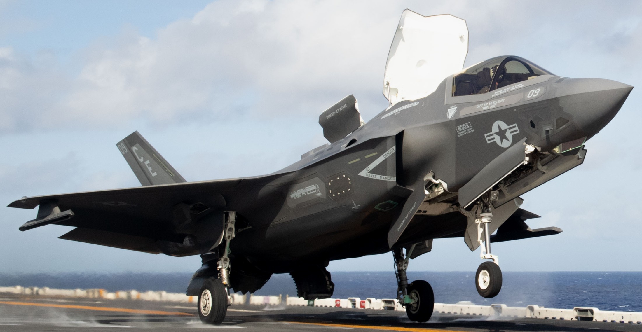vmfa-225 vikings marine fighter attack squadron f-35b lightning ii lhd-4 uss boxer 35