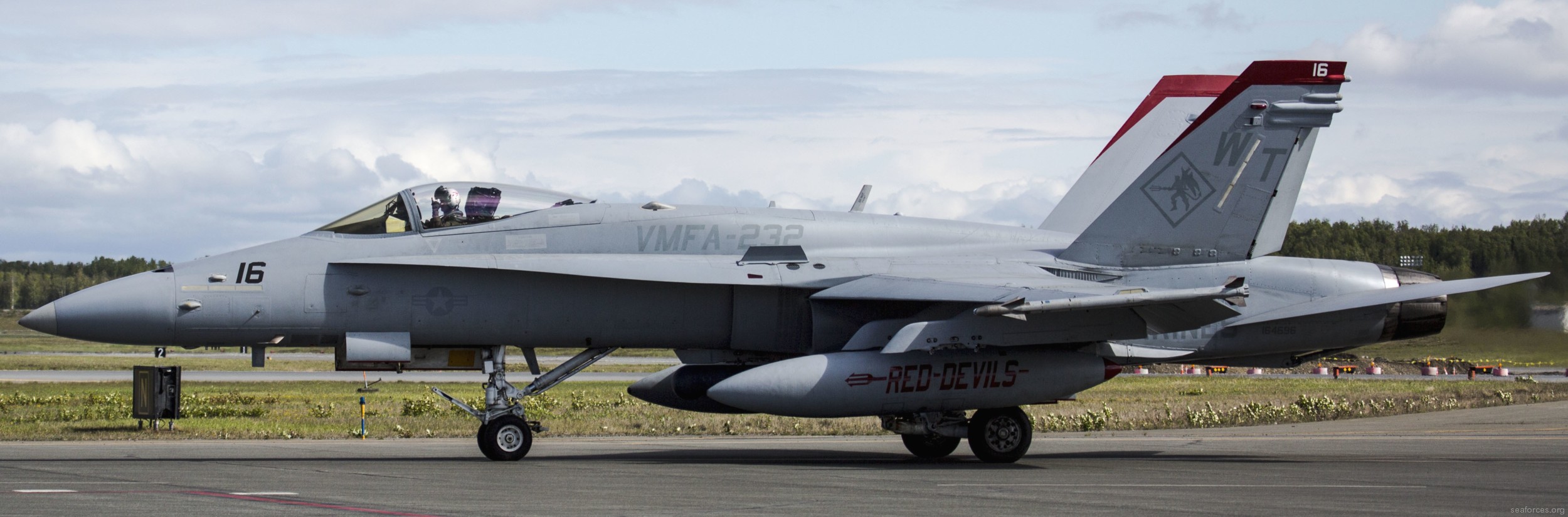 vmfa-232 red devils marine fighter attack squadron usmc f/a-18c hornet 88