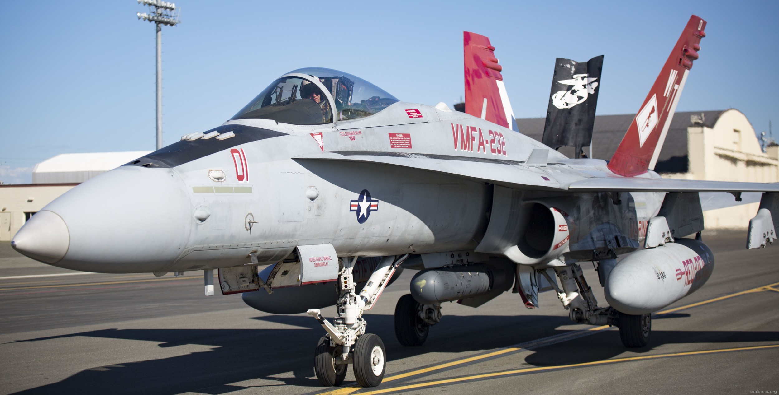 vmfa-232 red devils marine fighter attack squadron usmc f/a-18c hornet 104