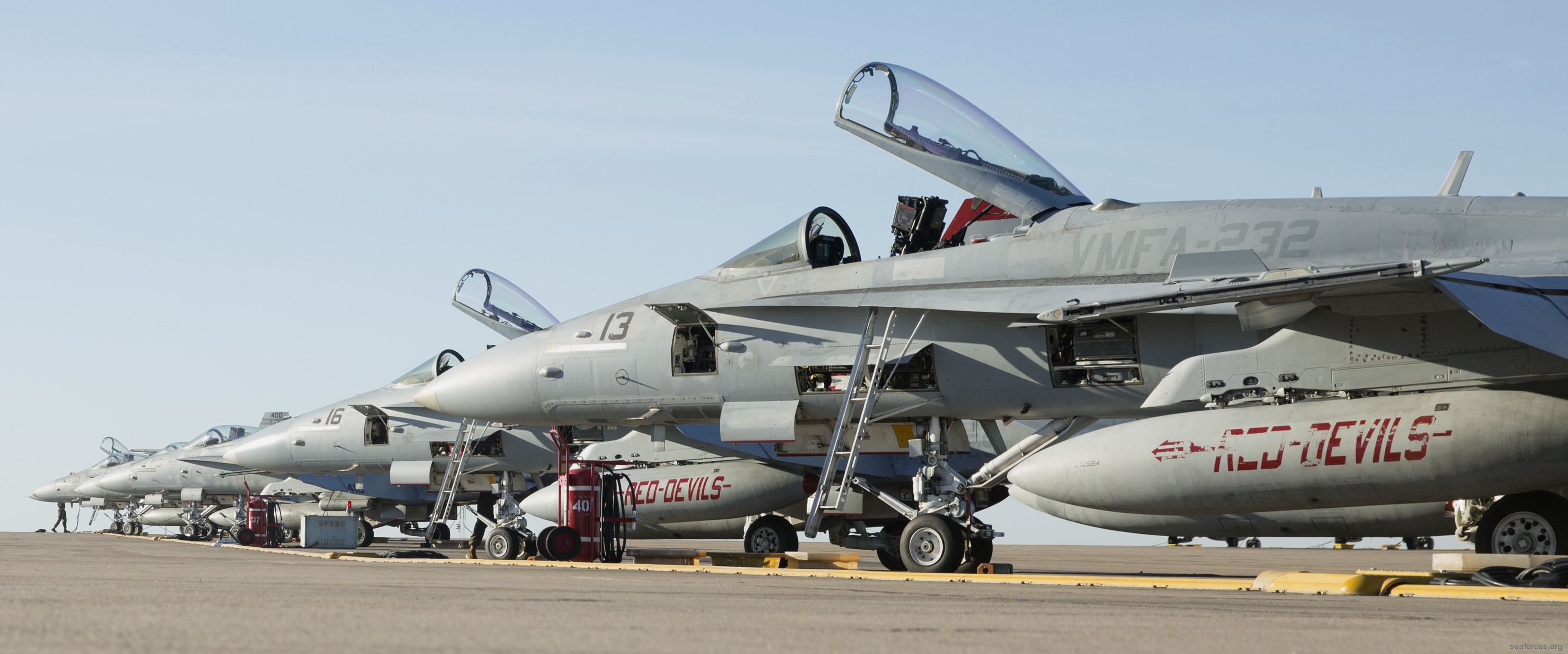 vmfa-232 red devils marine fighter attack squadron usmc f/a-18c hornet 113