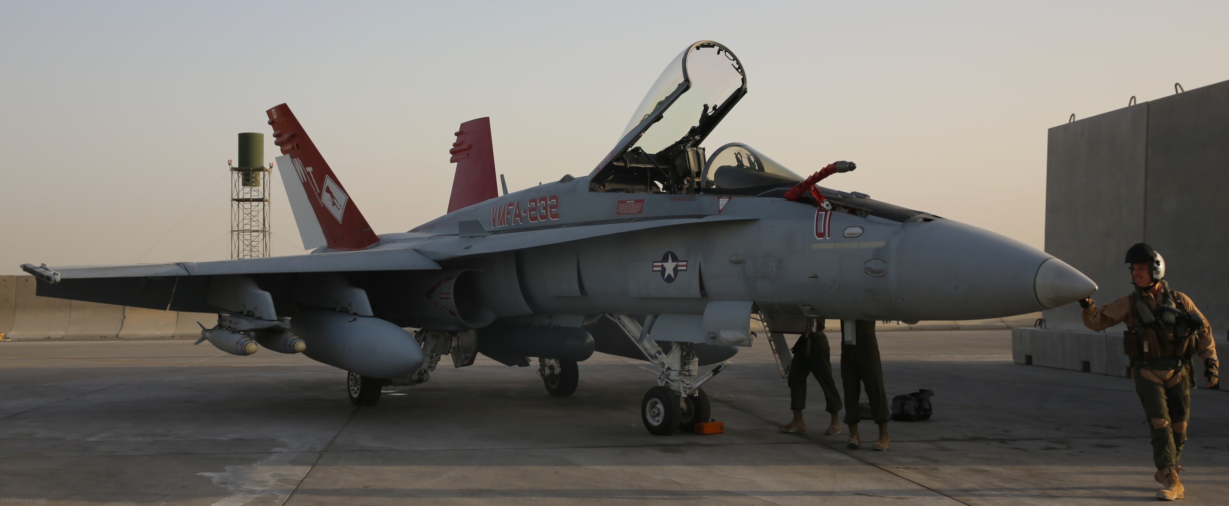 vmfa-232 red devils marine fighter attack squadron usmc f/a-18c hornet 127