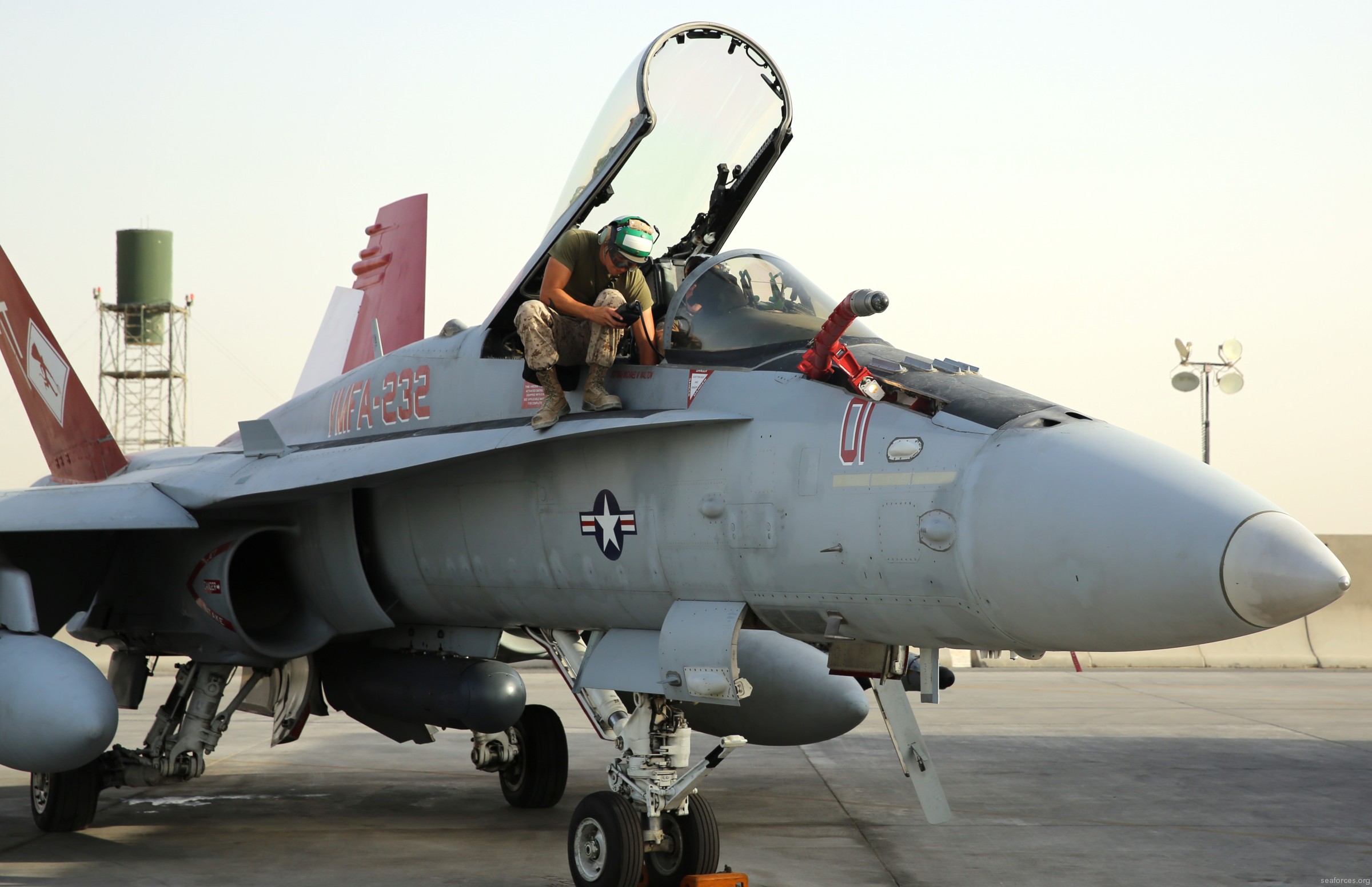 vmfa-232 red devils marine fighter attack squadron usmc f/a-18c hornet 131