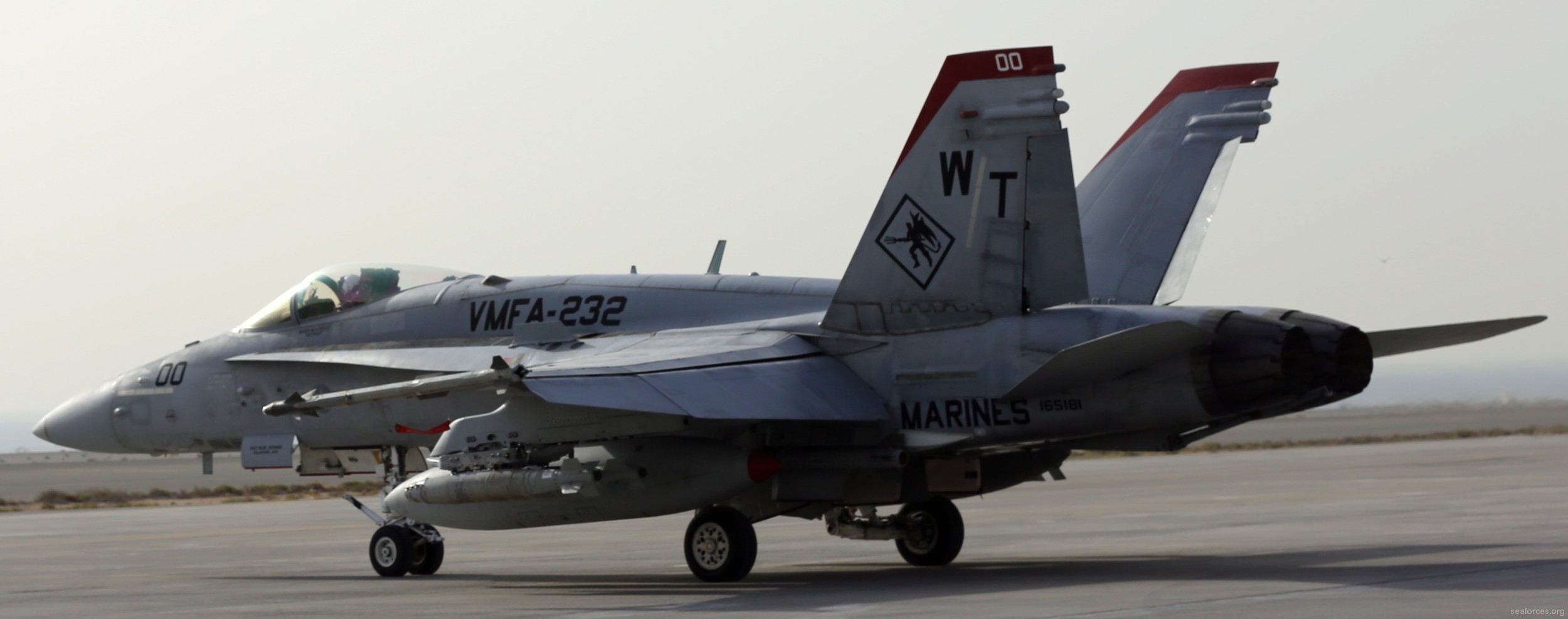 vmfa-232 red devils marine fighter attack squadron usmc f/a-18c hornet 135