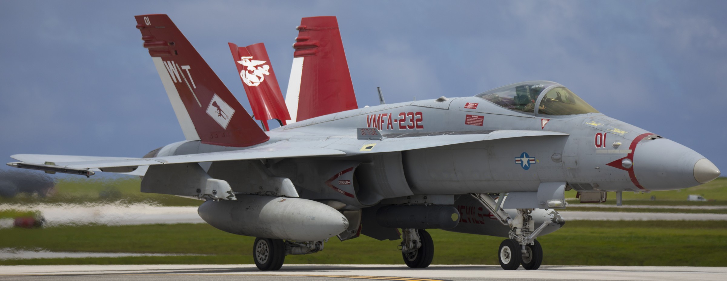 vmfa-232 red devils marine fighter attack squadron usmc f/a-18c hornet 222