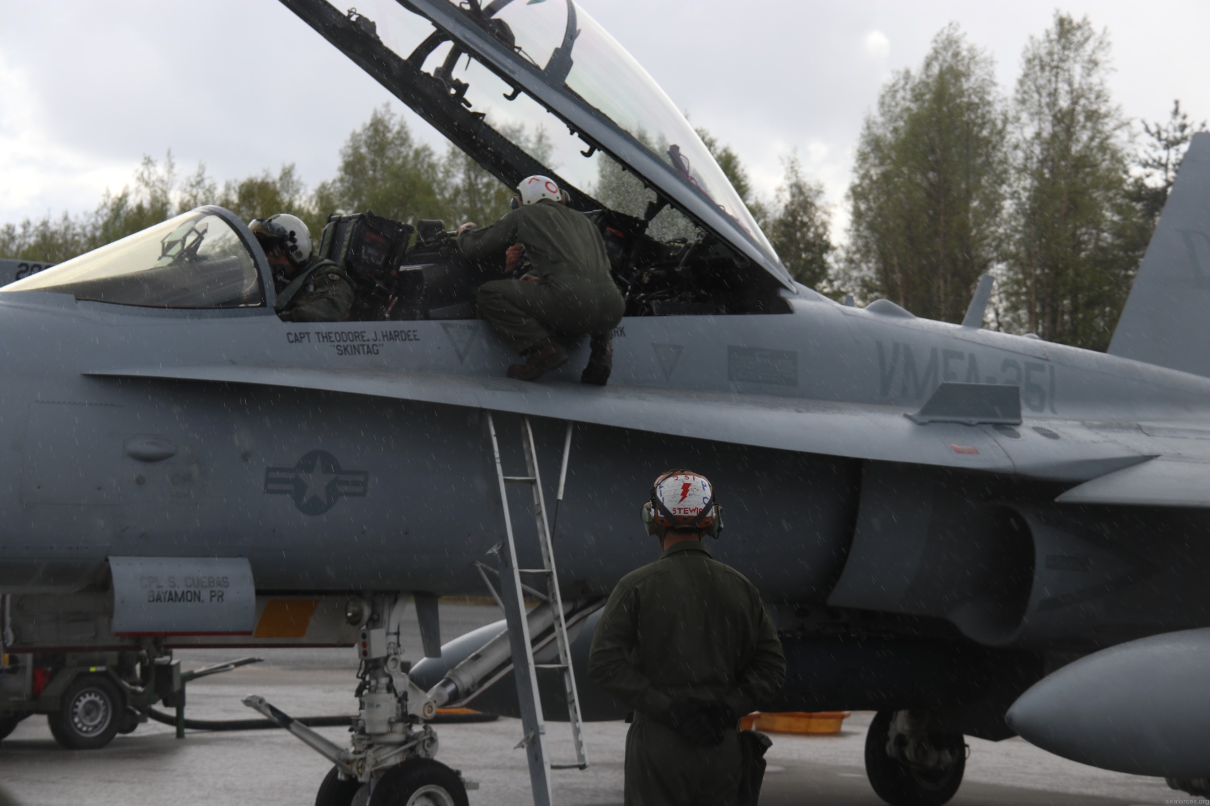 vmfa-251 thunderbolts marine fighter attack squadron f/a-18d hornet 79 rovaniemi finland