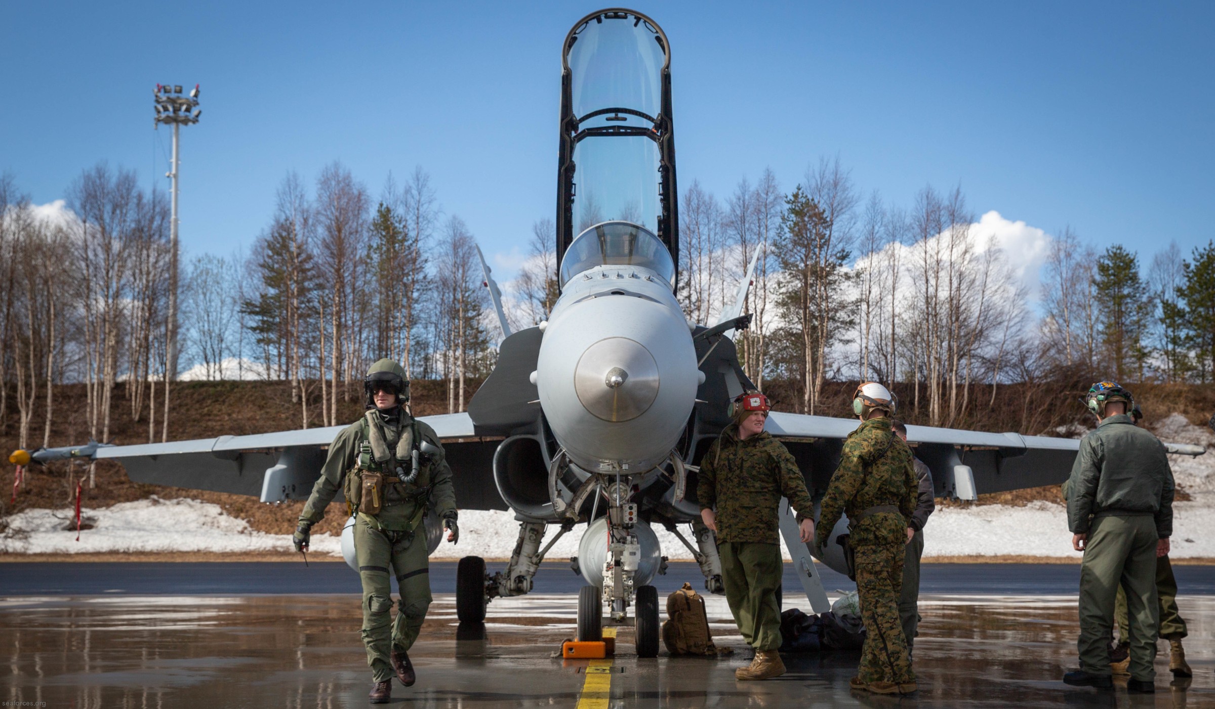 vmfa-251 thunderbolts marine fighter attack squadron f/a-18d hornet rovaniemi airbase finland