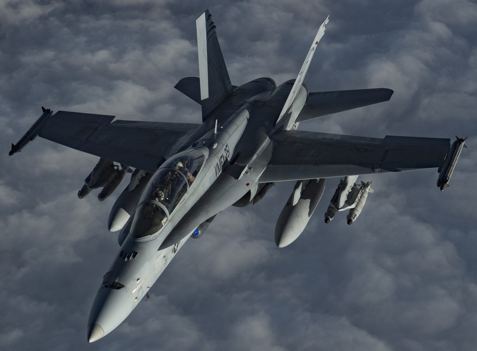 vmfa-251 thunderbolts marine fighter attack squadron usmc f/a-18d hornet centcom aor 170 refueling