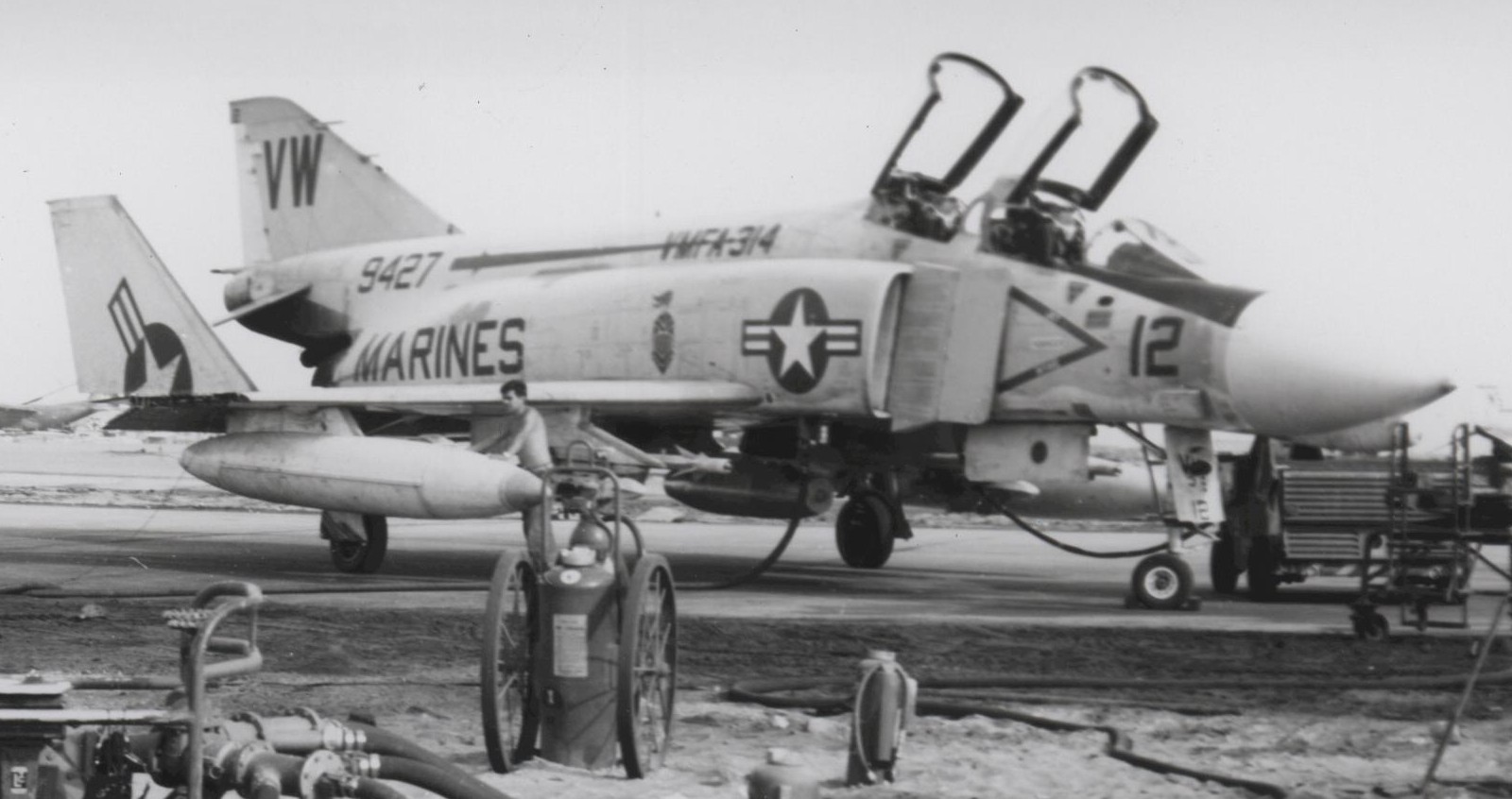vmfa-314 black knights marine fighter attack squadron f-4b phantom ii 10 vietnam war