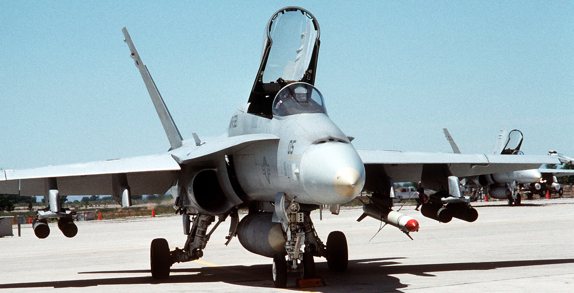 vmfa-321 hell's angels marine fighter attack squadron usmc f/a-18a hornet 31 agm-84 harm missile