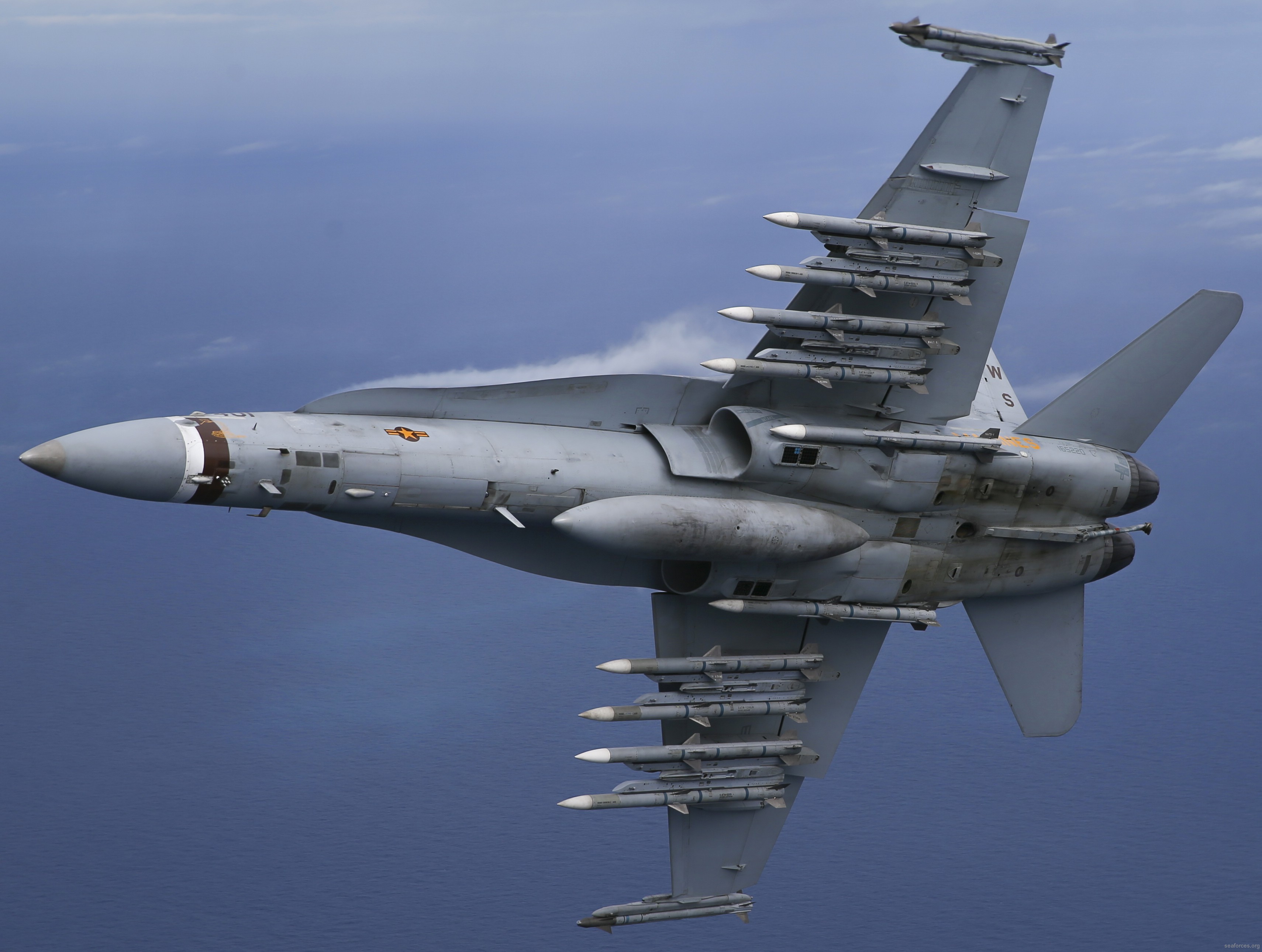 vmfa-323 death rattlers marine fighter attack squadron f/a-18c hornet 08 aim-120 amraam missile