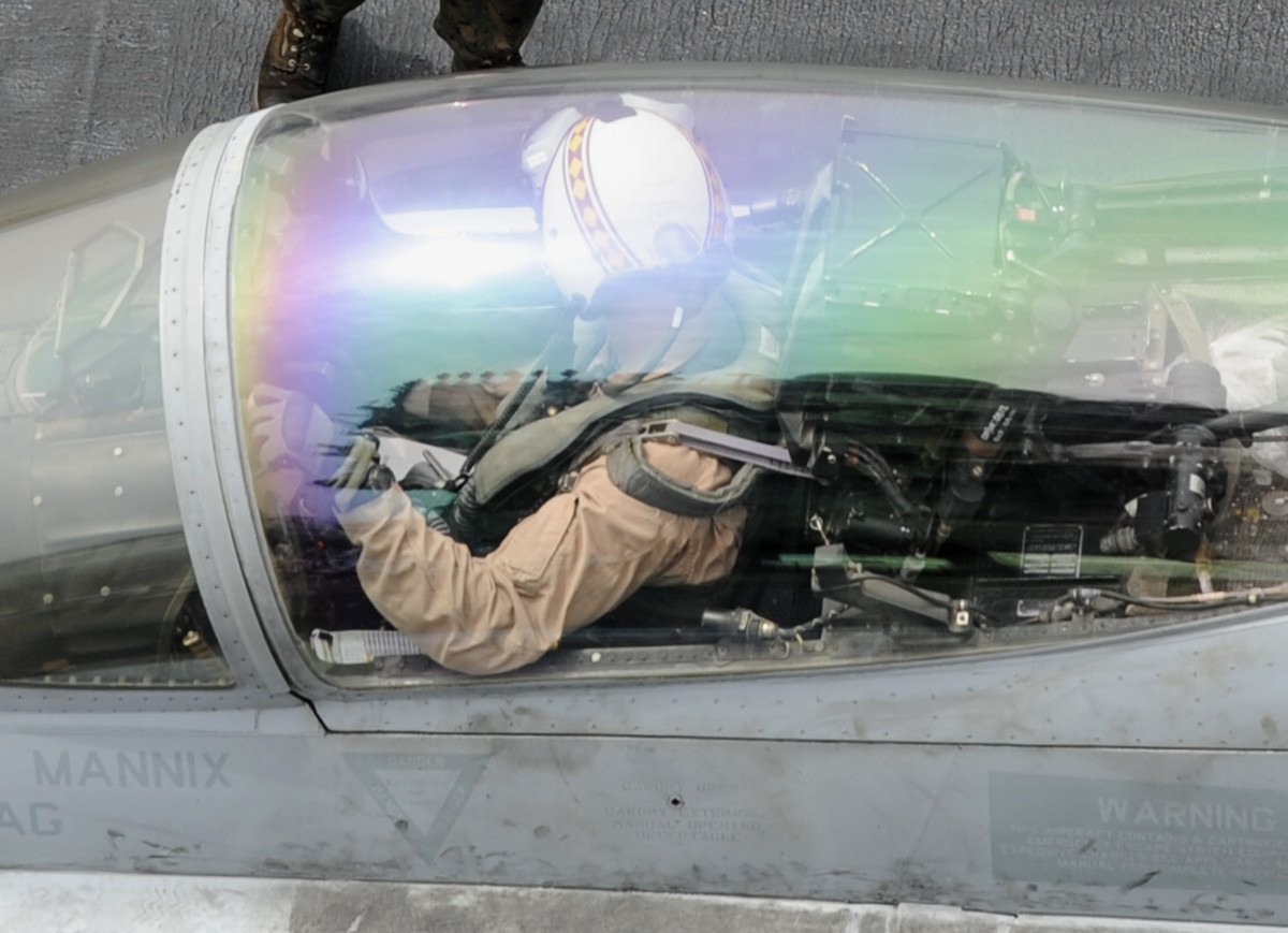 vmfa-323 death rattlers marine fighter attack squadron f/a-18c hornet cvw-11 uss nimitz cvn-68 56 cockpit