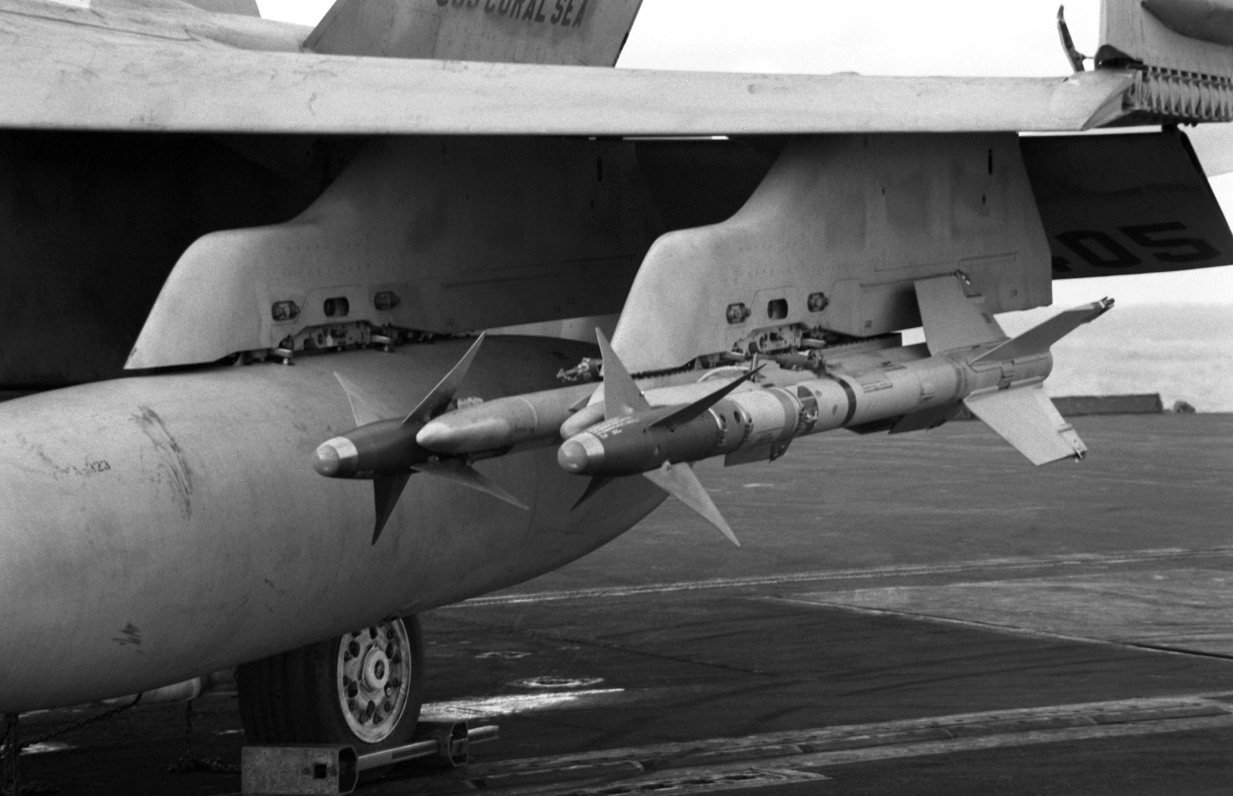 vmfa-323 death rattlers marine fighter attack squadron f/a-18a hornet cvw-13 uss coral sea cv-43 191 aim-9 sidewinder sam missile