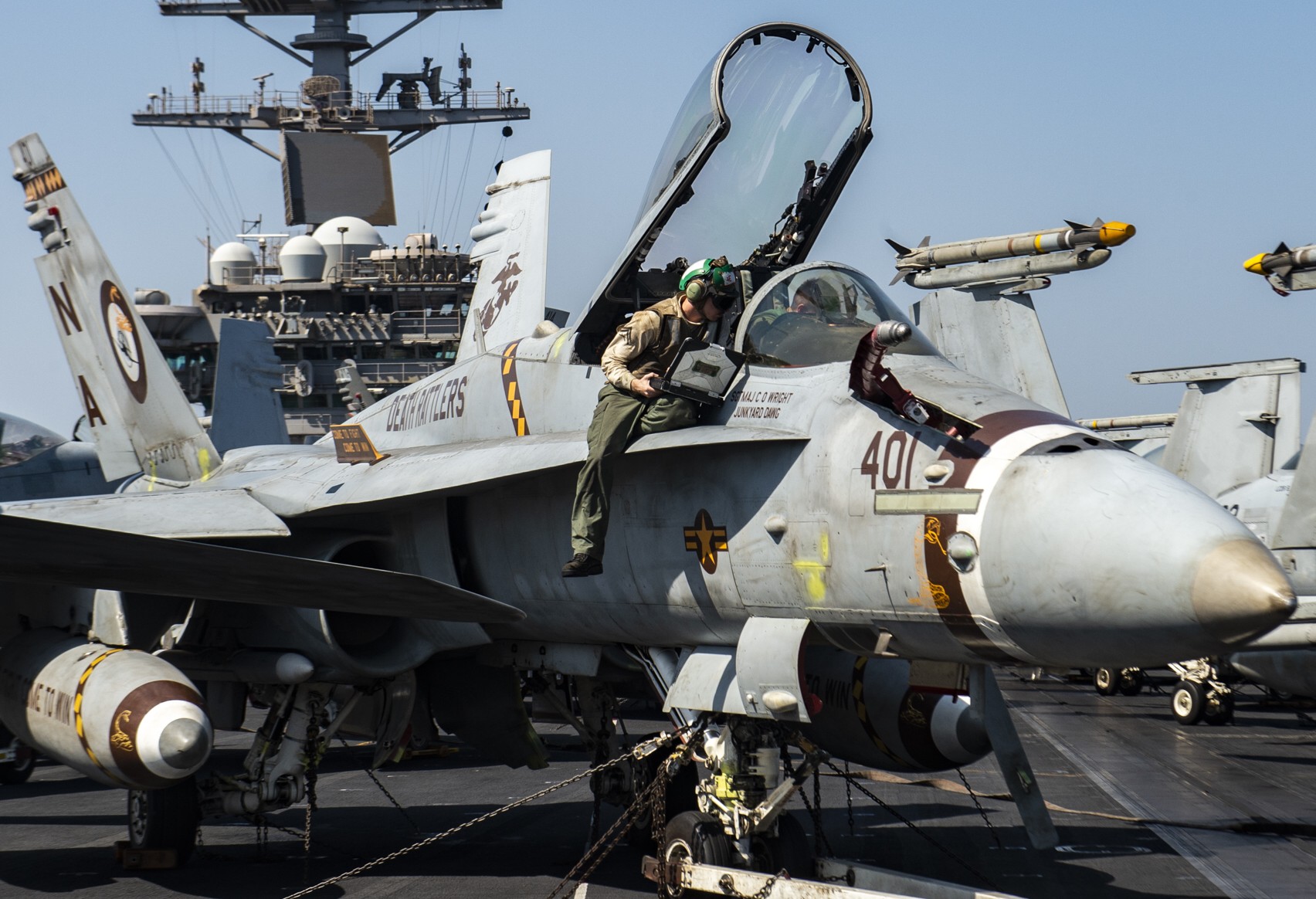 vmfa-323 death rattlers marine fighter attack squadron f/a-18c hornet cvw-17 uss nimitz cvn-68 205