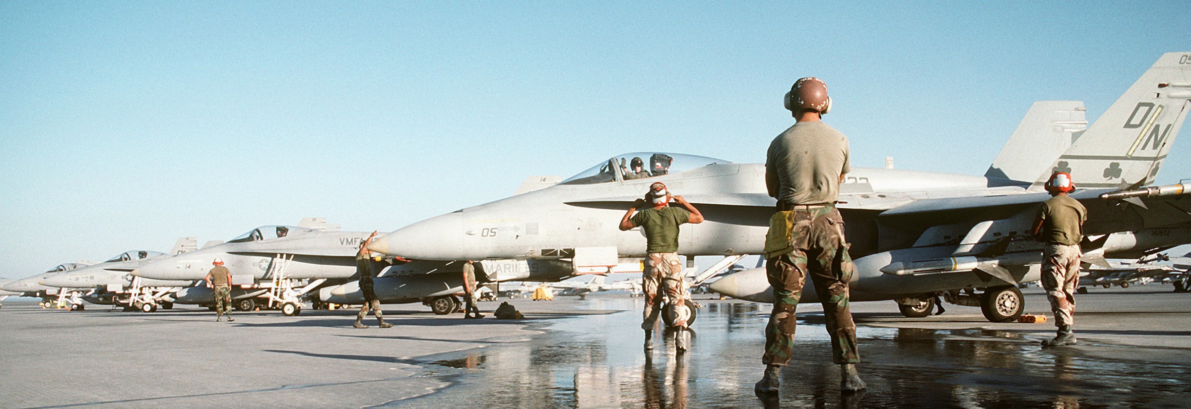 vmfa-333 fighting shamrocks marine fighter attack squadron usmc f/a-18a hornet operation desert shield 02