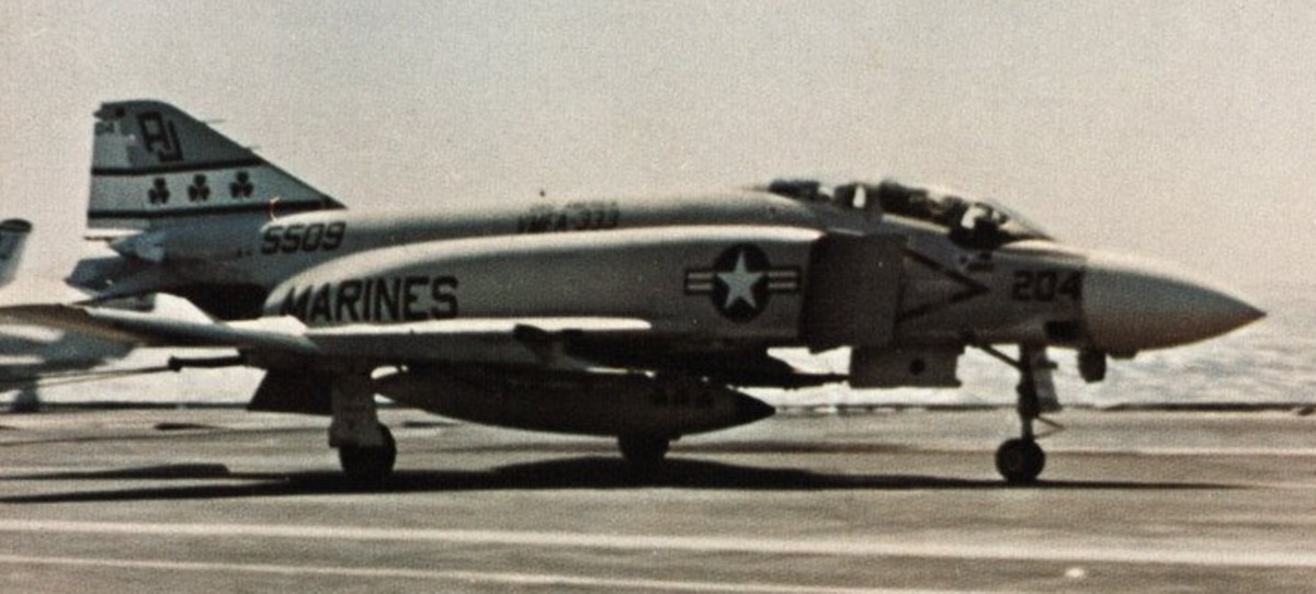 vmfa-333 fighting shamrocks marine fighter attack squadron usmc f-4j phantom ii 04 cva-66 uss america