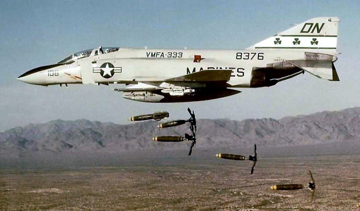 vmfa-333 fighting shamrocks marine fighter attack squadron usmc f-4j phantom ii 11 snakeeye bomb