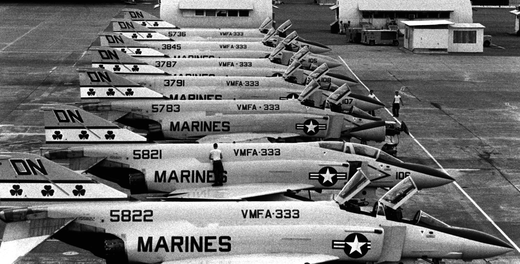 vmfa-333 fighting shamrocks marine fighter attack squadron usmc f-4j phantom ii 14