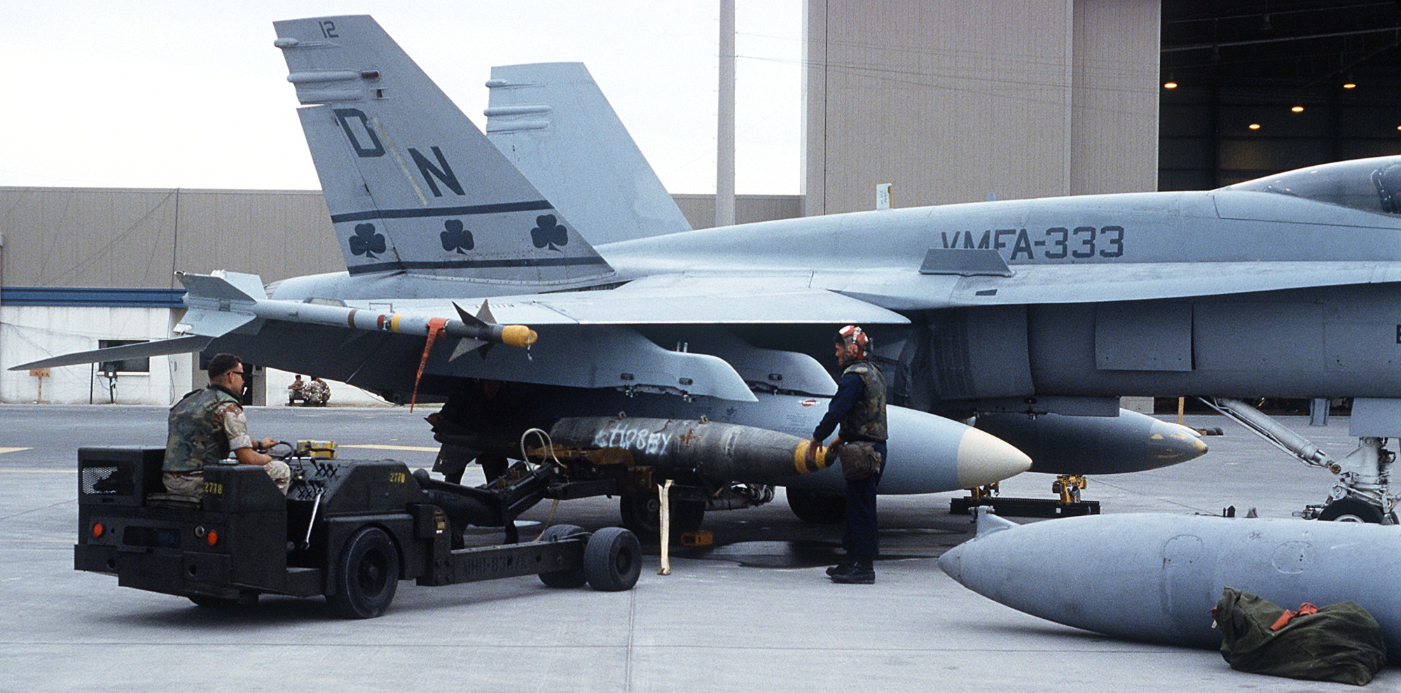 vmfa-333 fighting shamrocks marine fighter attack squadron usmc f/a-18a hornet operation desert shield 16