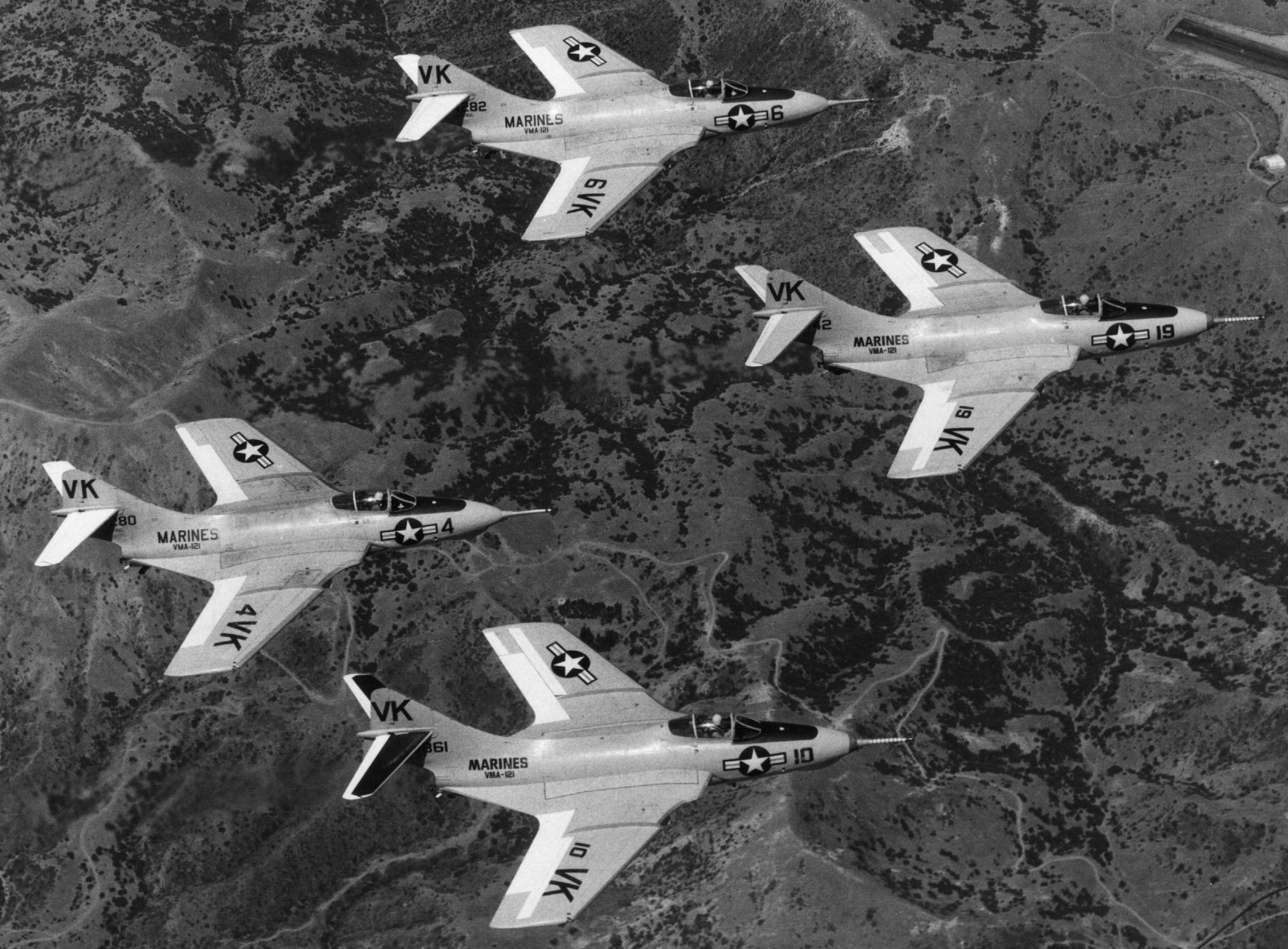 vma-121 green knights marine attack squadron f9f-8b cougar 02