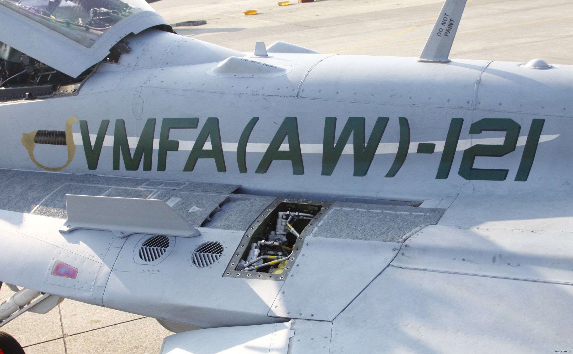 vmfa(aw)-121 green knights marine fighter attack squadron f/a-18d hornet 31 iwakuni
