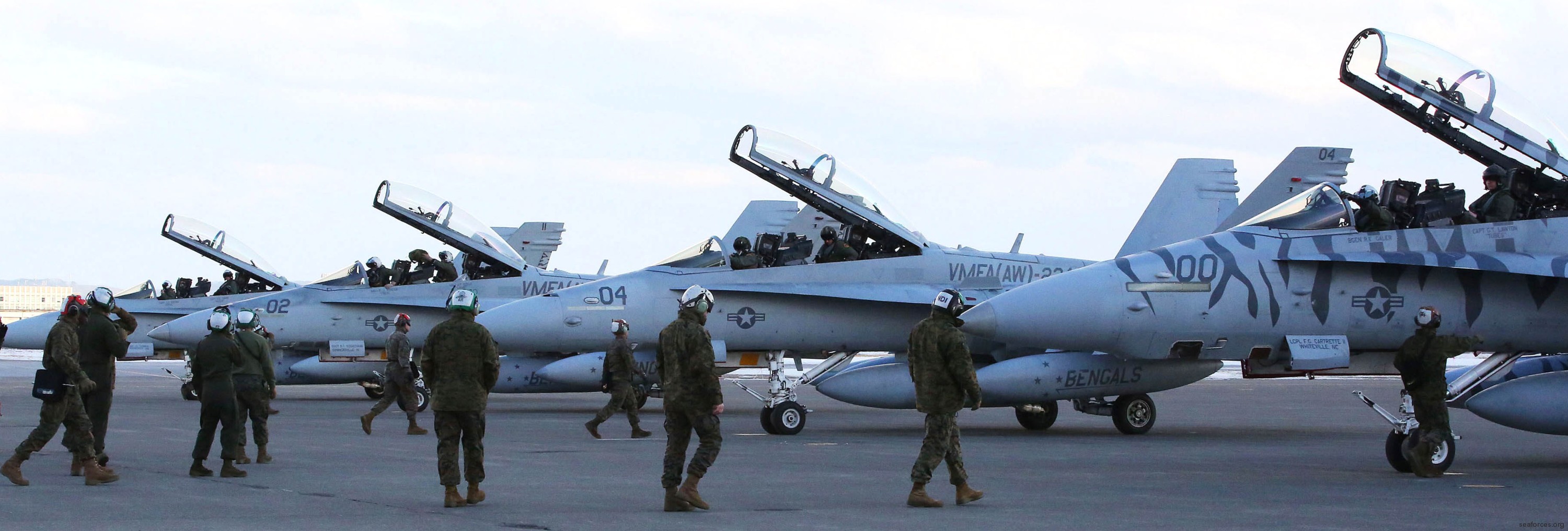 vmfa(aw)-224 bengals marine fighter attack squadron usmc f/a-18d hornet 32