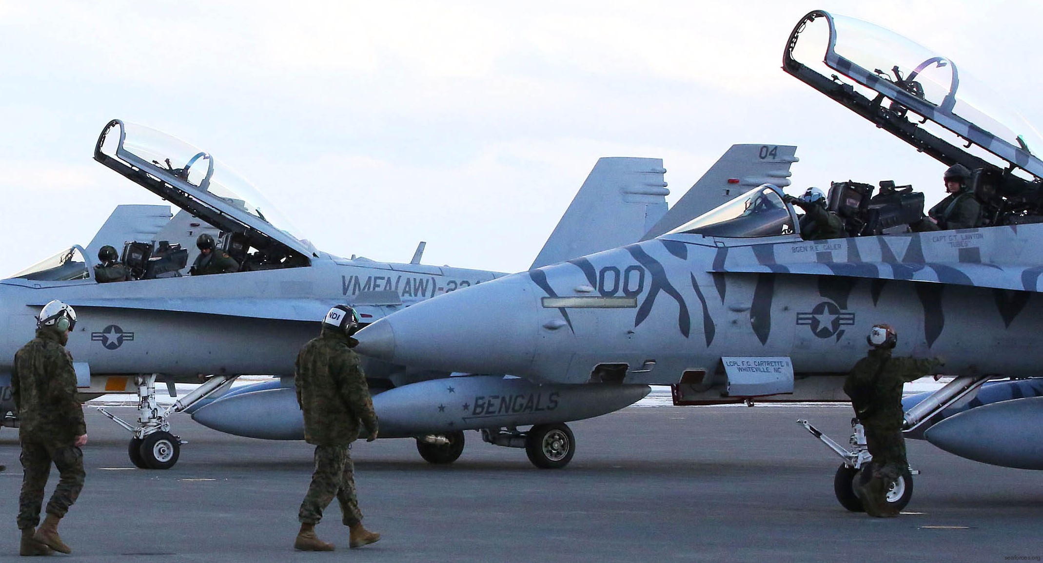 vmfa(aw)-224 bengals marine fighter attack squadron usmc f/a-18d hornet 32a chitose airbase japan