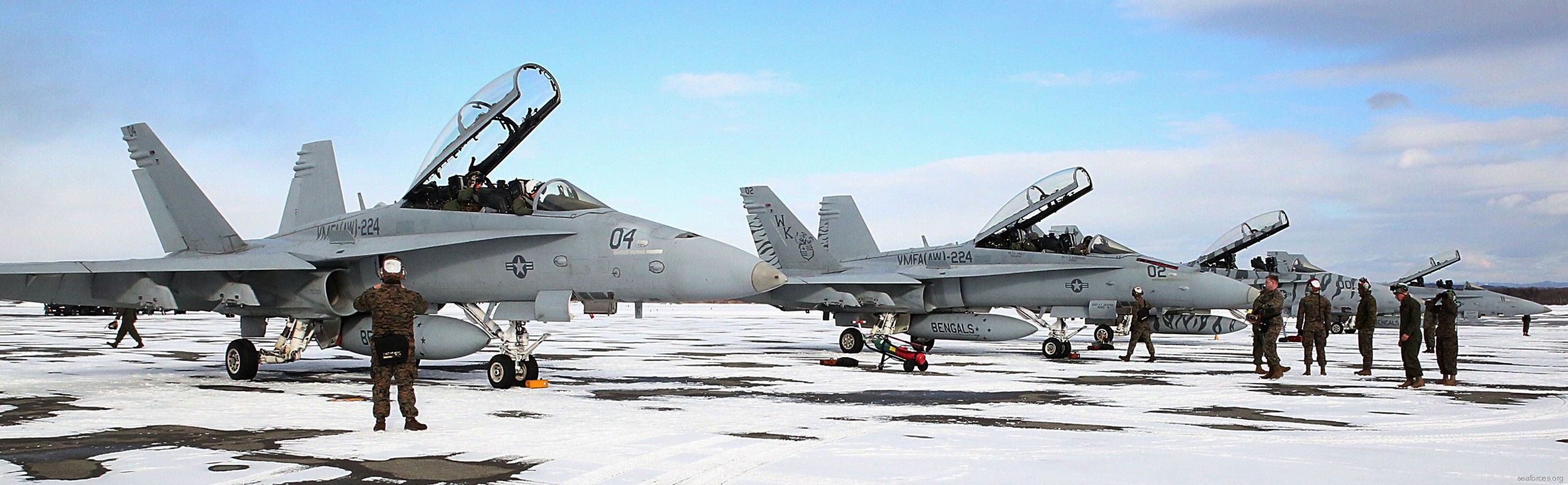 vmfa(aw)-224 bengals marine fighter attack squadron usmc f/a-18d hornet 34 chitose airbase japan