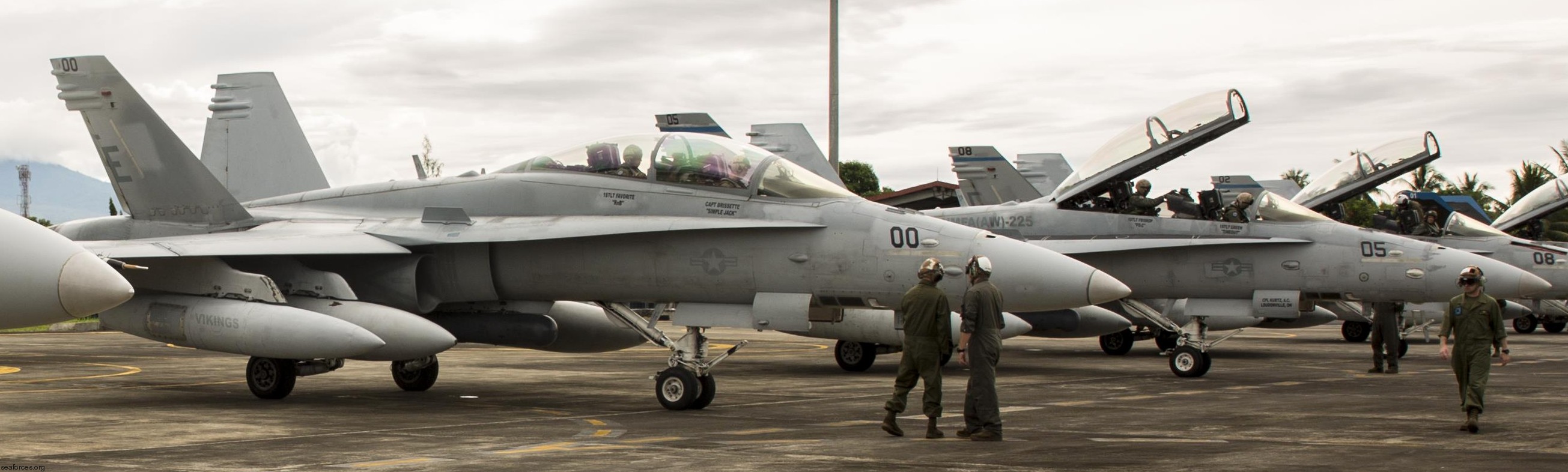 vmfa(aw)-225 vikings marine fighter attack squadron f/a-18d hornet 32