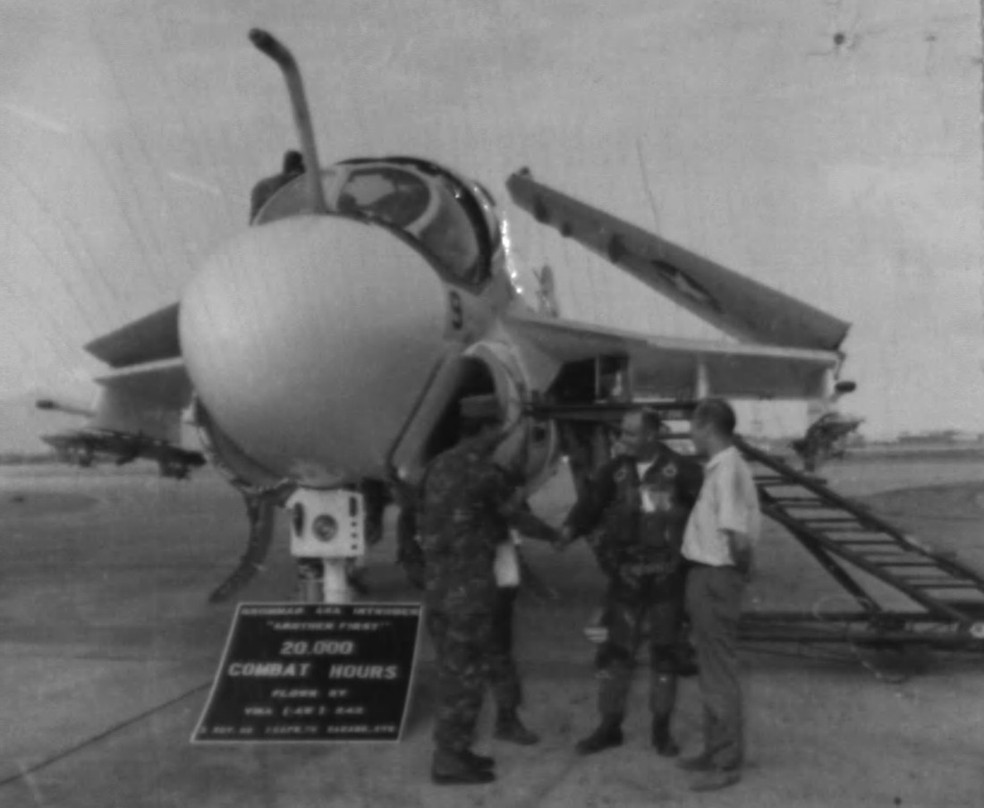 vma(aw)-242 bats marine all-weather attack squadron usmc a-6a intruder 07 vietnam war