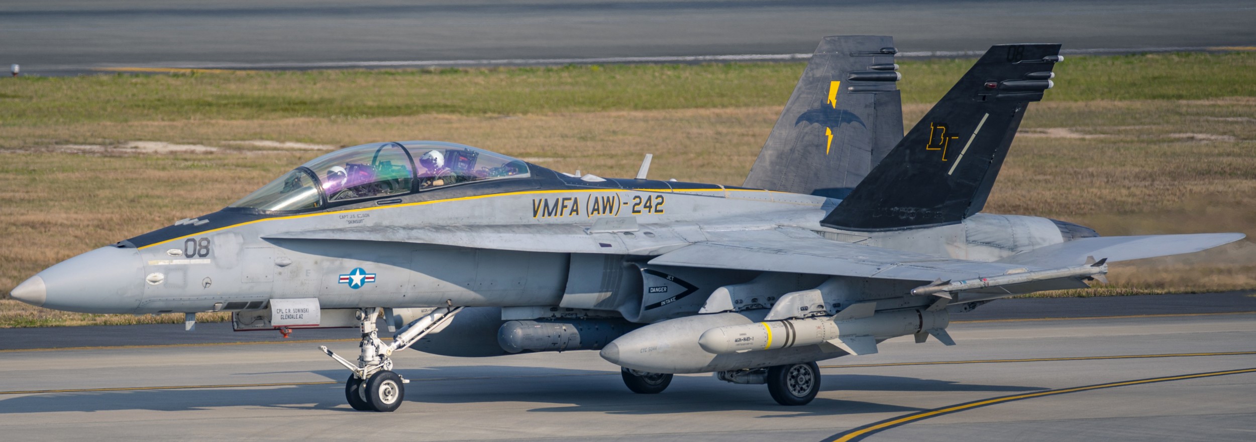 vmfa(aw)-242 bats marine all-weather fighter attack squadron usmc f/a-18d hornet 114 mcas iwakuni