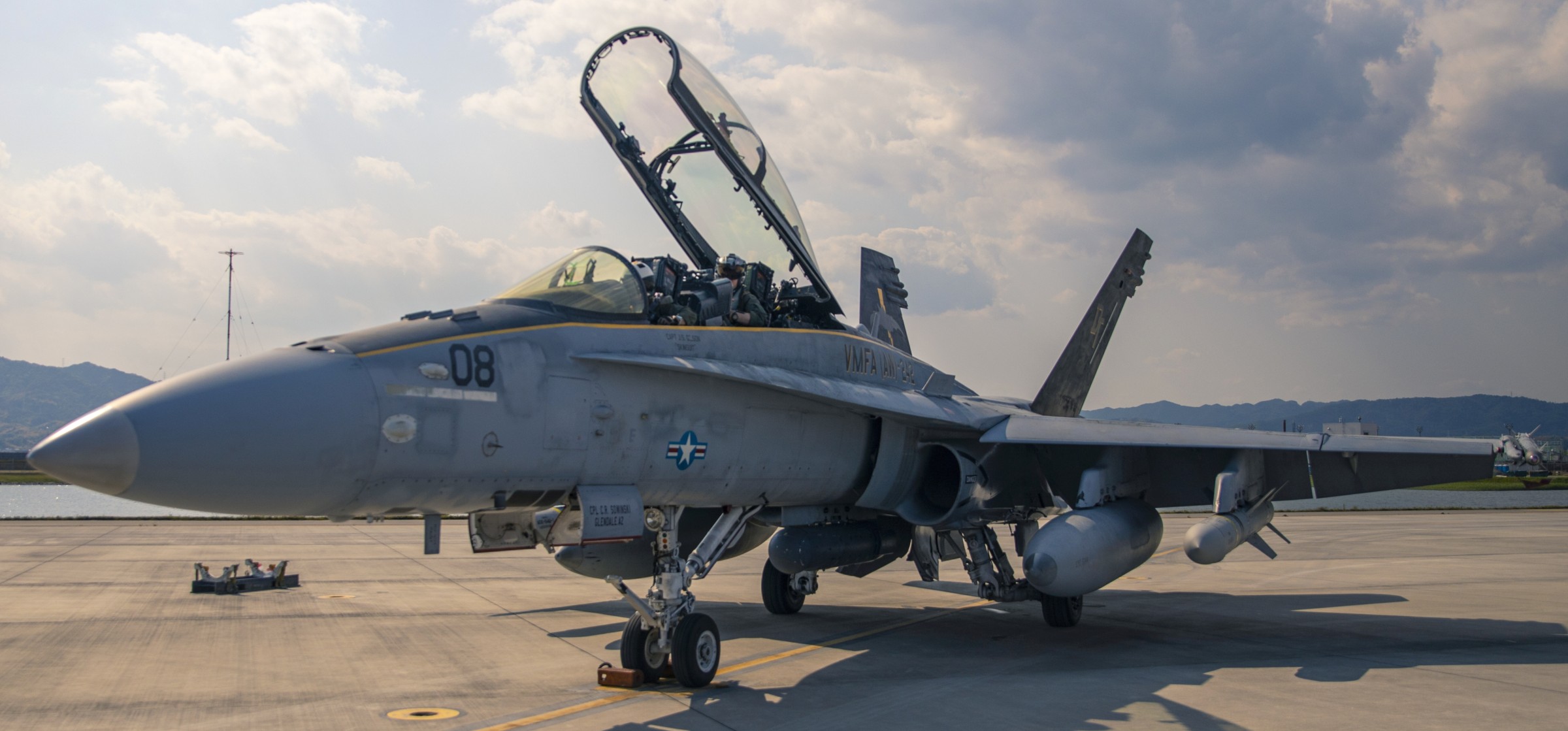 vmfa(aw)-242 bats marine all-weather fighter attack squadron usmc f/a-18d hornet 116