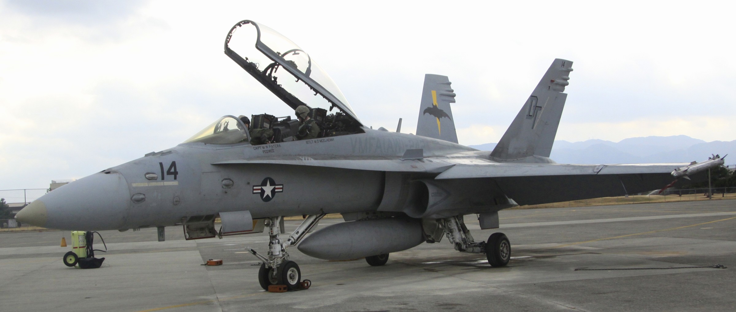 vmfa(aw)-242 bats marine all-weather fighter attack squadron usmc f/a-18d hornet 16 iwakuni japan