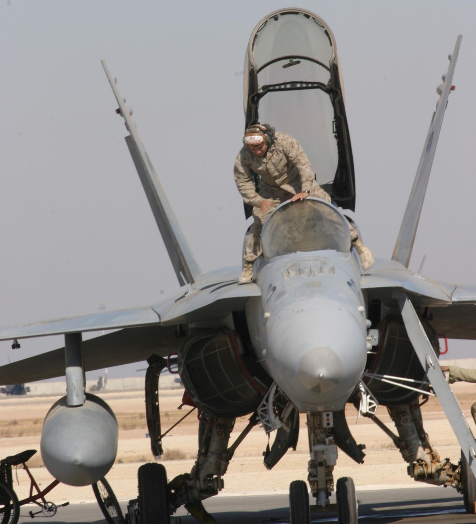 vmfa(aw)-242 bats marine all-weather fighter attack squadron usmc f/a-18d hornet 26 al asad iraq