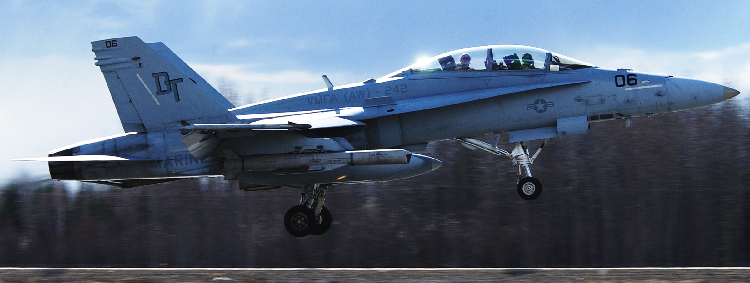 vmfa(aw)-242 bats marine all-weather fighter attack squadron usmc f/a-18d hornet 30 agm-84k slam-er missile