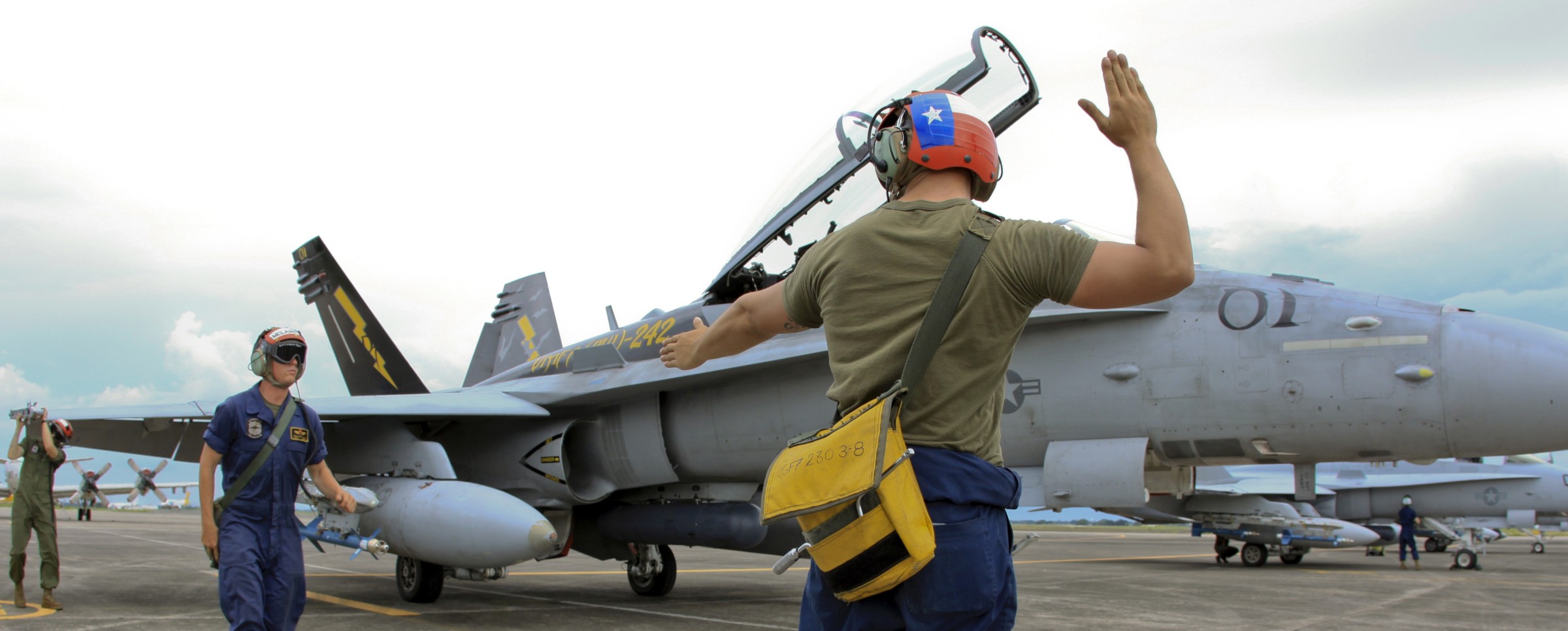 vmfa(aw)-242 bats marine all-weather fighter attack squadron usmc f/a-18d hornet 32 clark air base philippines