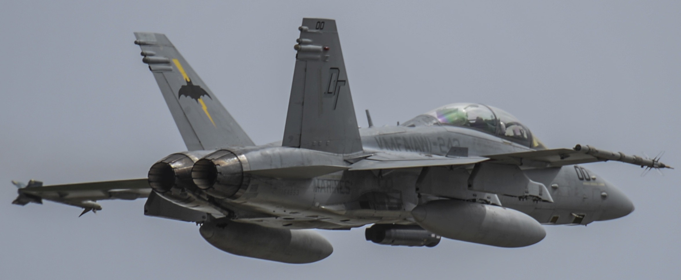 vmfa(aw)-242 bats marine all-weather fighter attack squadron usmc f/a-18d hornet 62 valiant shield 2016