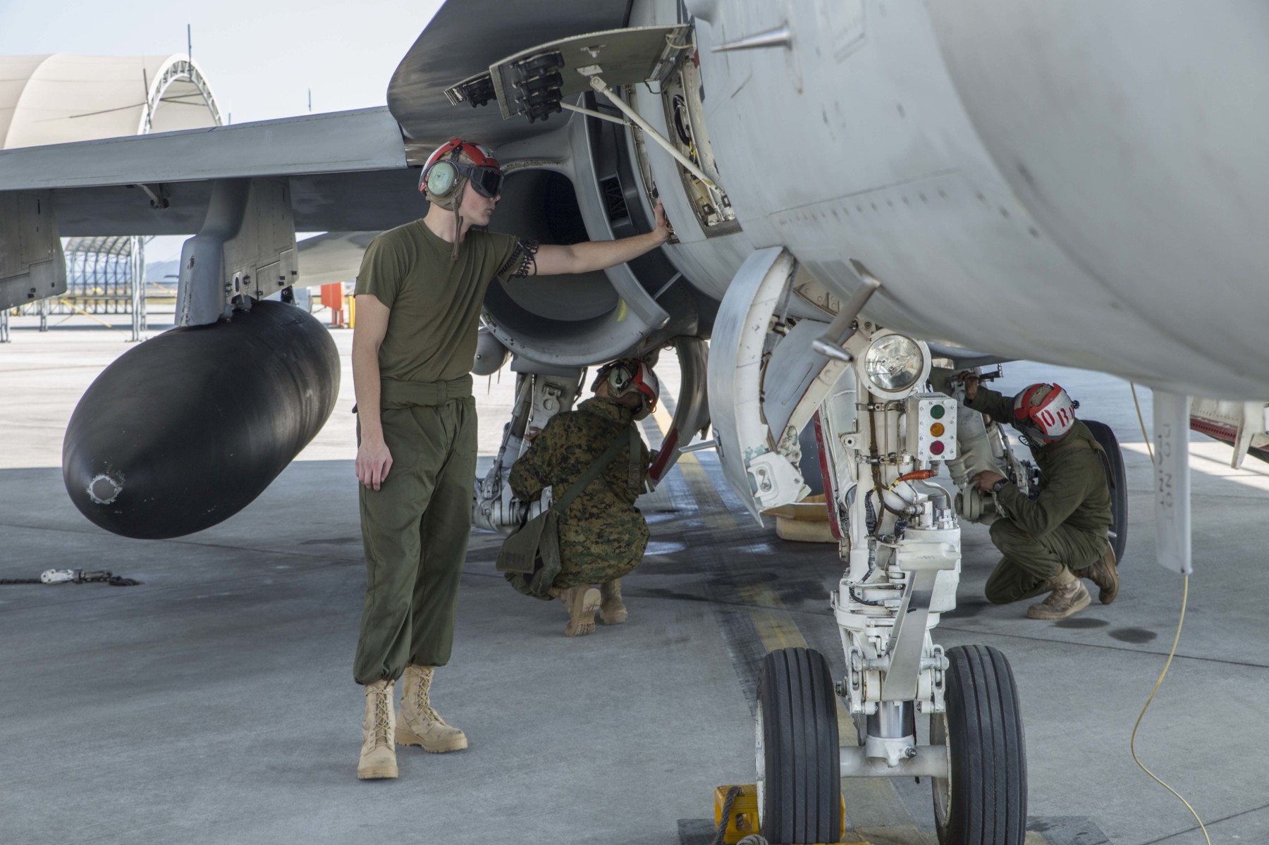 vmfa(aw)-242 bats marine all-weather fighter attack squadron usmc f/a-18d hornet 80